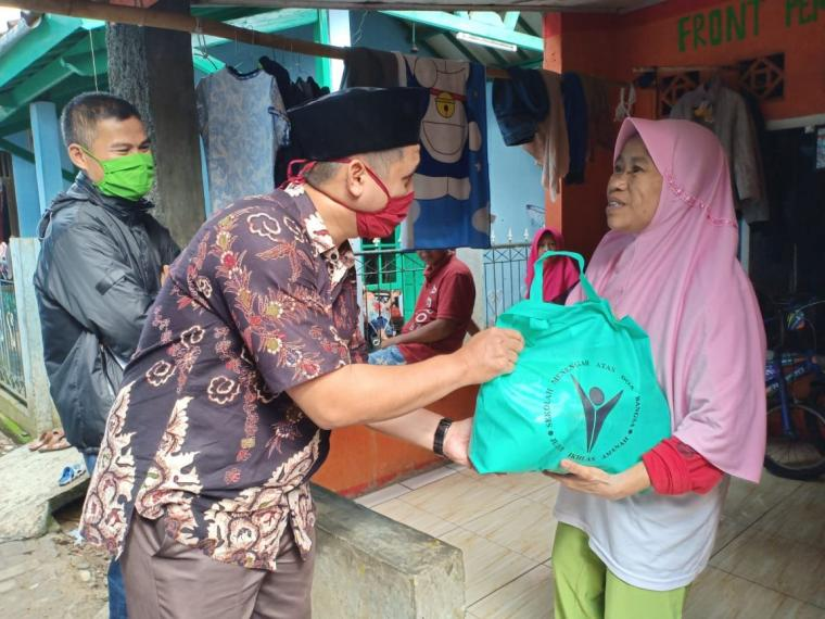 Peduli Sesama, SMA Doa Bangsa Sukabumi Bagikan Sembako