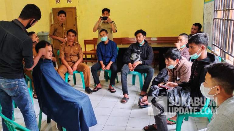 FKDB Latih Warga Kecamatan Kadudampit Sukabumi Keterampilan Cukur
