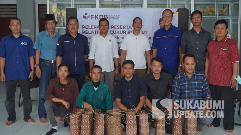 Ketum FKDB Lepas Peserta Pelatihan Cukur Rambut dari Cicurug Sukabumi
